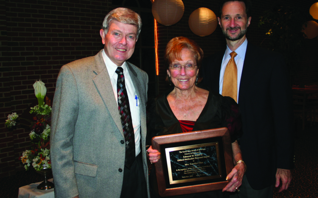 Carolyn Elias receives Ed Robb Award
